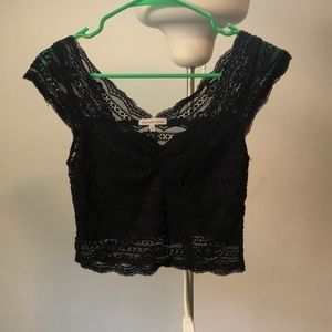 ✨3/$10 ✨- Black lace cap sleeve crop top